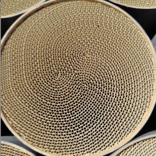 Substrat en céramique pour les convertisseurs catalytiques