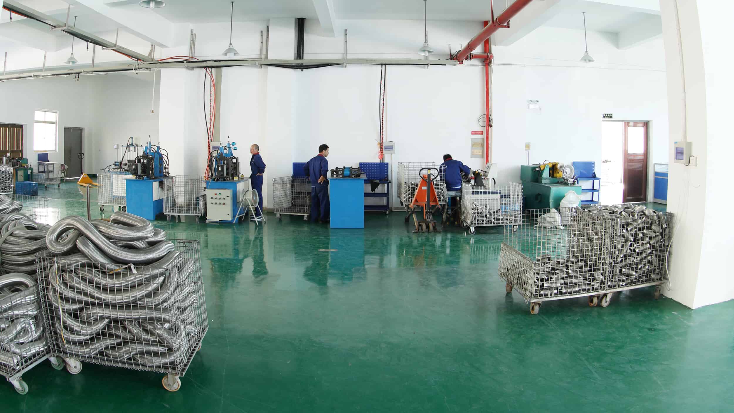 Atelier de production de tuyaux flexibles d'échappement