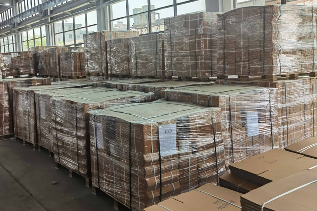 Stockage des entrepôts organisés pour les produits du système d'échappement fini prêt pour l'expédition