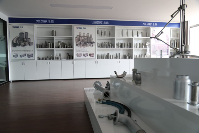 Affichage de divers pinces d'échappement et échantillons de composants d'échappement industriels