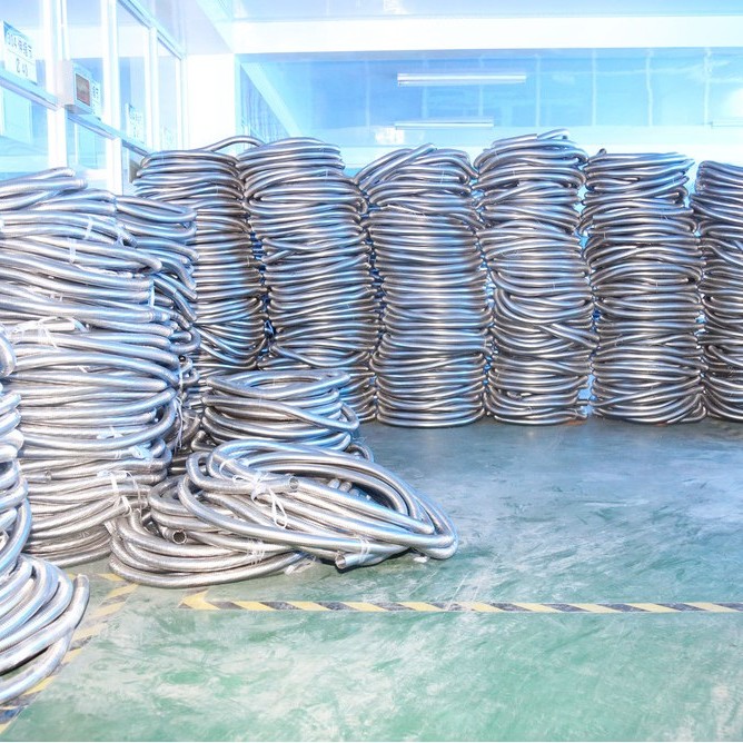 Échappement du tuyau flexible avec verrouillage