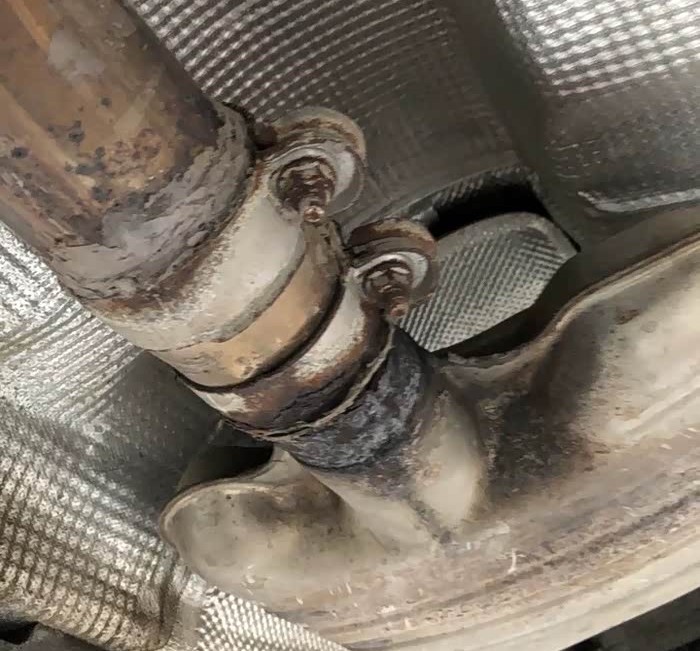 Le gaz qui fuyait du tuyau d'échappement de la voiture