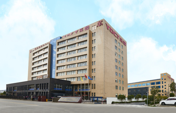 Vue de face de l'usine YDCT montrant les installations de production de tuyaux d'échappement flexibles et de soufflets en acier inoxydable.