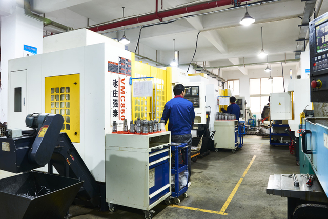 Technicien opérant un équipement d'estampage ou de soudage avancé pour les pinces d'échappement