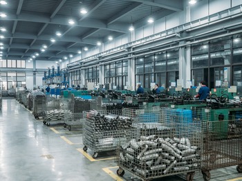 Ligne de formage de soufflets YDCT produisant des soufflets d'échappement en acier inoxydable pour les applications automobiles.