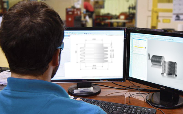 Ingénieur Concevoir des soufflets en acier inoxydable et des composants d'échappement sur le logiciel CAO