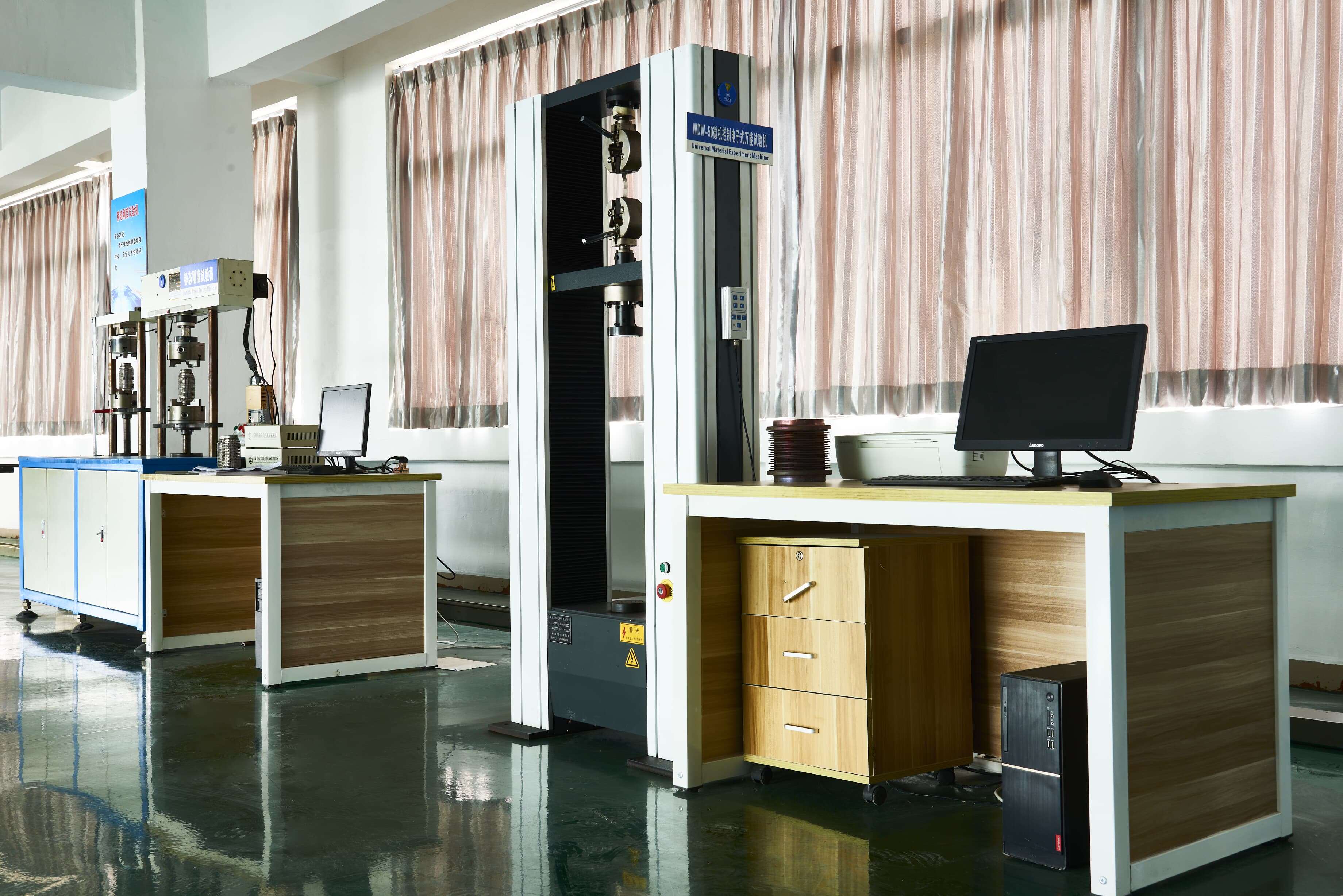 Exhaust flex pipe quality test Test de qualité des tuyaux flexibles d'échappement