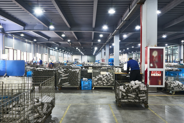 Vue large de l'atelier d'usinage métallique pour les échappements industriels et les composants automobiles