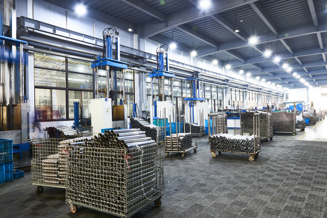 Zone de mise en scène pour les matières premières et les pièces métalliques estampillées pour la fabrication du système d'échappement